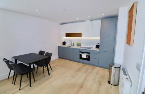 Chertsey Modern 2-Bed Flat with Ensuite, Parking & Ultra-Fast WiFi - Foto 6