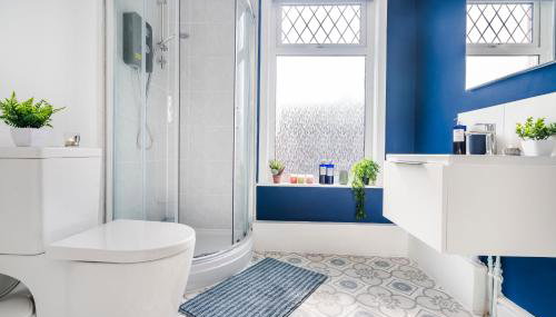5 Bedroom House All En-Suite, Free Parking, Sleeps 10 - Foto 5