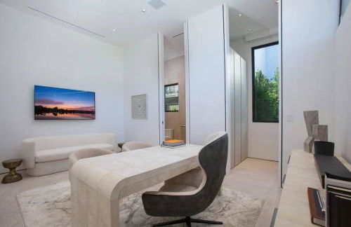 Ultra-Luxurious BH Estate with Pool, Theatre, Views - Foto 63