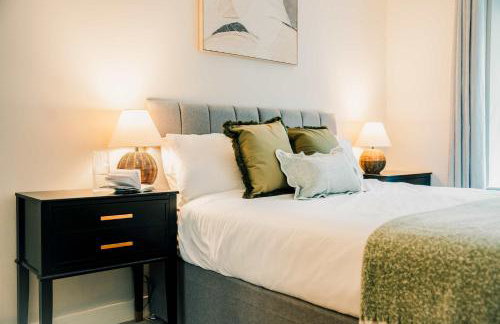 Modern Central 2 Bed Apartment with Parking - Photo 40