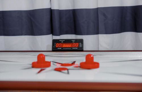 WOW!! Ultimate Pocono Retreat Hot Tub, Game Room, Fire Pit, Near Lakes & Hiking! - Foto 8