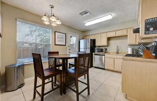 Modern Family Home, Close to Typhoon Texas and Tesla Gigafactory - Photo 6