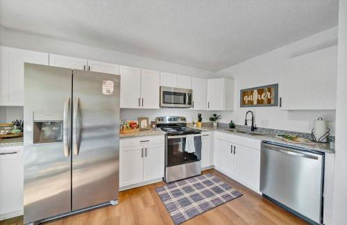 Chic & Modern 2BD Near CAE - Foto 13