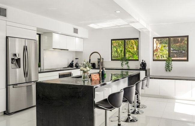 Peaceful 3BD Family House With Pool - Photo 13