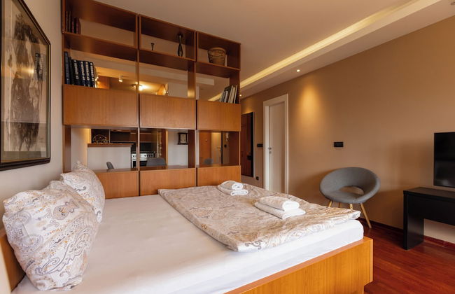 Central Park Apartments - Photo 10