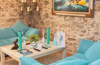 Steps from the Port! Chic 2-Bed in the Heart of Saint-Tropez - Photo 1