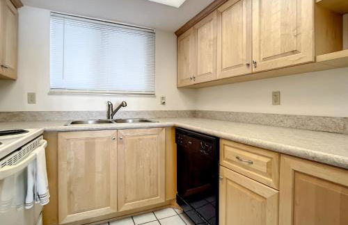 Ocean View with a beachfront pool at Ocean Trillium Condo ~ 402 - Foto 12