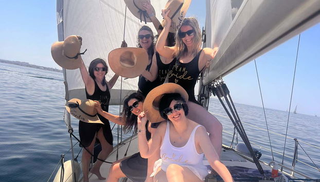 Grupo de amigas desfrutando do passeio de veleiro