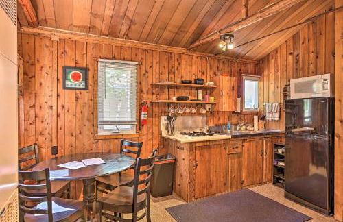 half Mi to Dtwn! Suttons Bay Cottage with Fire Pit - Foto 6