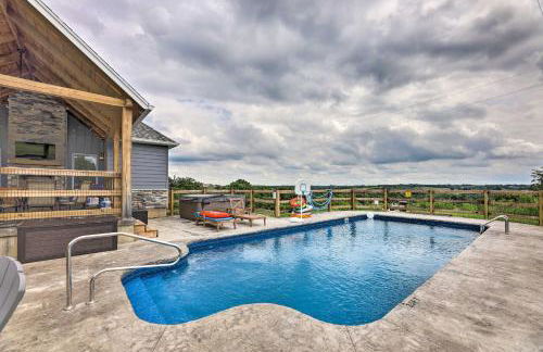 Chic Williamstown Retreat with Pool and Hot Tub! - Foto 28