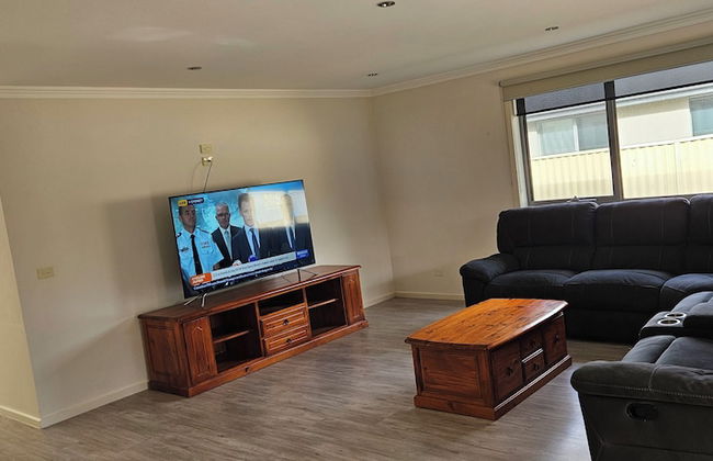 Penguin Retreat - Photo 14