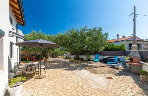 Romantisches Ferienhaus mit Jacuzzi, BBQ, WiFi - Foto 2