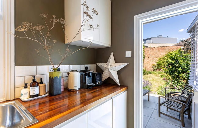 Tooting's Charming Victorian Garden Hideaway - Photo 9