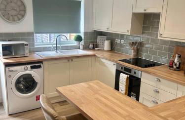 Brand New 2 Bed House - Sleeps 4 - Free Parking - Near HS2 & Drayton Manor - Photo 11