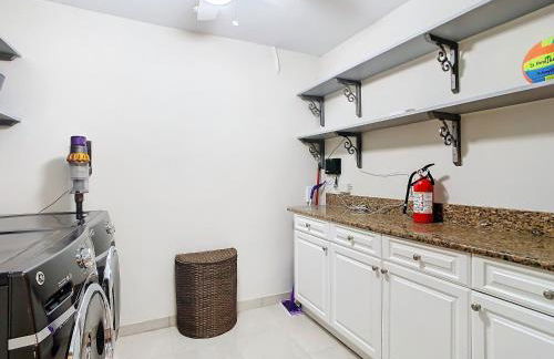 Poolside Paradise with Basketball Court - Foto 51