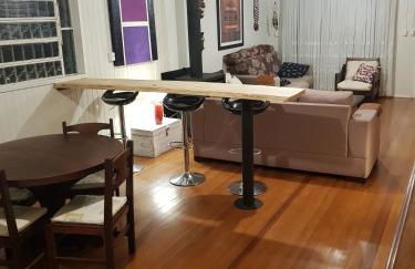 CASA FULL, CENTRO, 130m quadrados, 9 Pessoas, Wi-Fi, 3 Qtos, Churrasqueira e Apetrechos, Cozinha-Sala Integrados, 2 Banheiros, Varanda e Jardim, Garagem Coberta, Estac Interno 3 Carros, Lareira de Alta Performance e Fogão de Ferro, Área nos Fundos - Foto 9