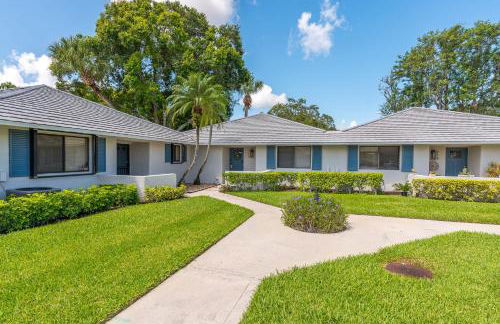 Luxurious Golf Retreat Villa in PGA National! - Photo 1