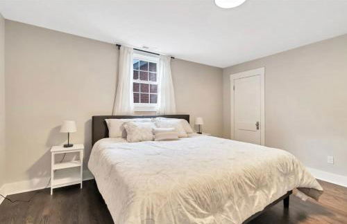 Lavish Flat w King Bed in near DT Food & Shops - Foto 2
