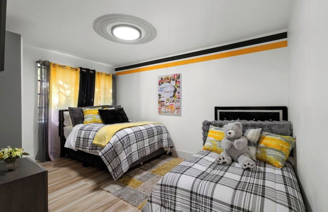 Family-friendly 5BR Home w/ Heated Pool & Parking - Foto 33