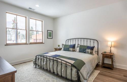 Newly Built Updated 3 Bed 2 and a half bath Creekhouse at Snowcrk Resort 1463 Amazing Mountain Views - Photo 29