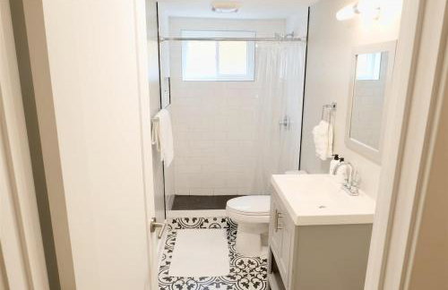 Best of Brookland Family Friendly w Private Parking - Photo 11