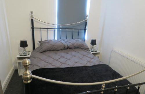 NEW 4 Bed house close to train station and town - Foto 11