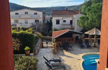 Red House Apartment With Swimming Pool - Photo 22