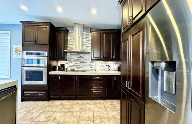 Spacious 4-Bedroom Retreat - Photo 17