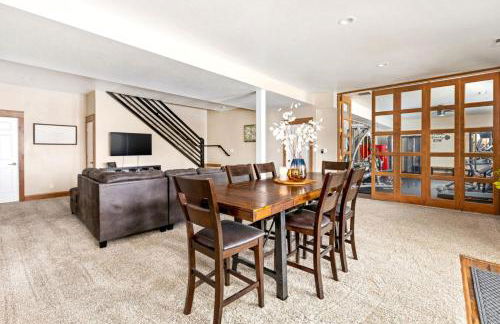 Great Falls Luxe Haven 4BR Gym Office and Hot Tub - Foto 40