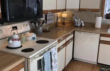 The Sunflower - Hot Tub Hideaway on 13 Wooded Acres - Fire Pit - Lake View - Near Keuka & Seneca Lake - Pet-Friendly - Foto 11