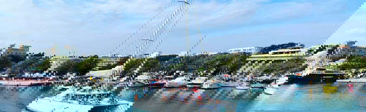 Passeio de catamarã com almoço