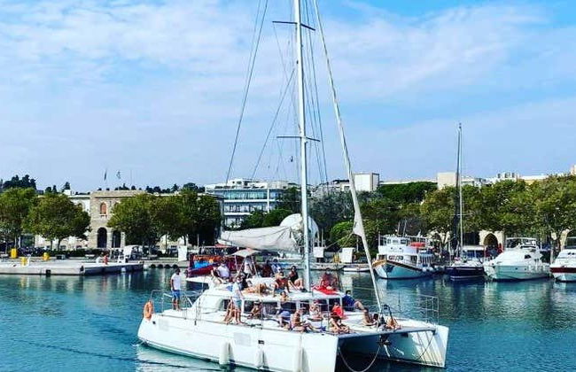 Passeio de catamarã com almoço - Foto 1