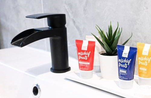 Luxury 2 Bed Maisonette with Parking Near Tube - Foto 28