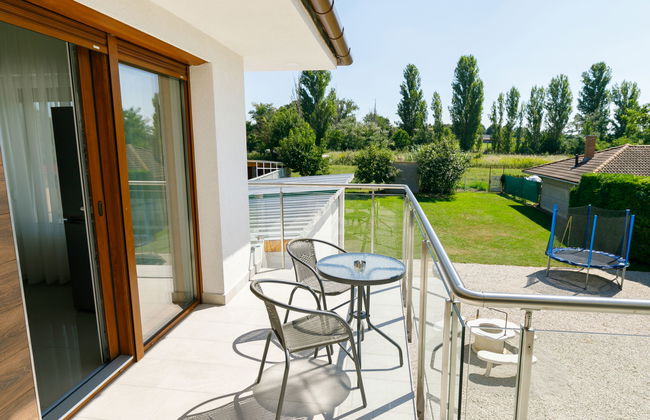 2 bedroom Apartment in Balatonszárszó with garden - Photo 2