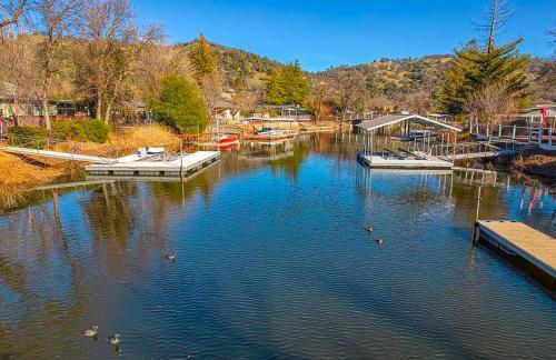 Lakefront Retreat • Private Yard + Fireplace - Foto 17