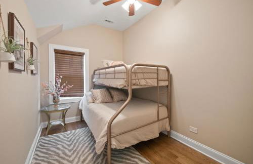 Cheerful 5-bedroom w/Screened Patio, Sleeps 10 in the heart of Fremont! - Foto 11