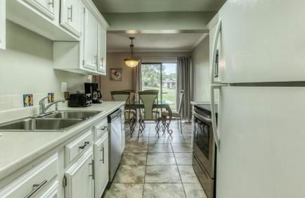 Cozy renovated ground floor unit - Golf Villa - on the Golf Course - Photo 11