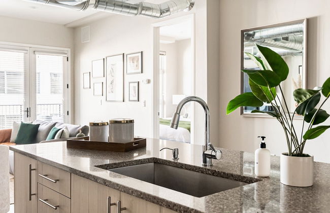 Bright & Breezy | RiNo Art Lofts - Foto 23