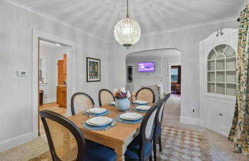 1920s Cottage | Hot Tub | Game Room | Fire Pit - Foto 11