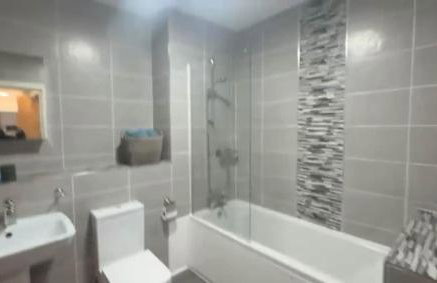 Modern 2BR JQ Apt Free Parking, Wi-Fi - Netflix - Foto 6