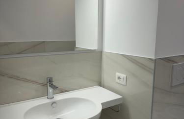 Beach Palace with small swimming pool, private beach, parking - Foto 37