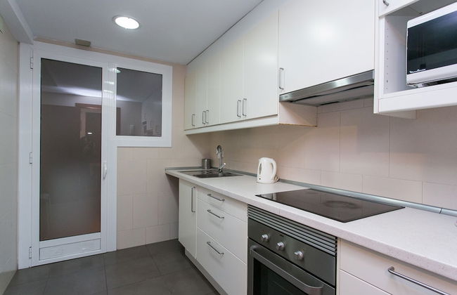 Spacious & Quiet 4 Bedroom Apartment - Photo 11