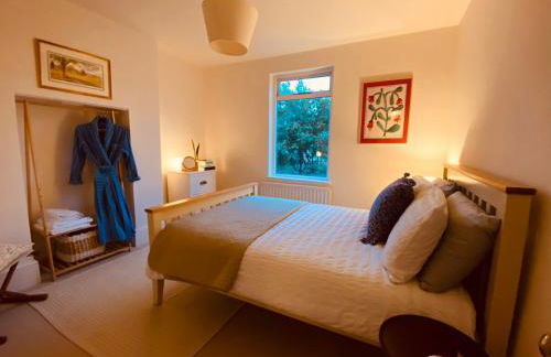 Stunning Home, Garden, Parking & Close Train Stations - Foto 9