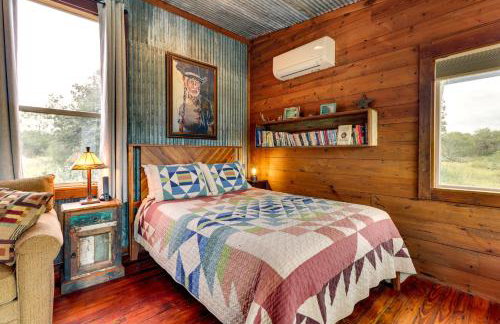 Rustic Eco-Cabin Llano River Getaway on 68 Acres! - Foto 11