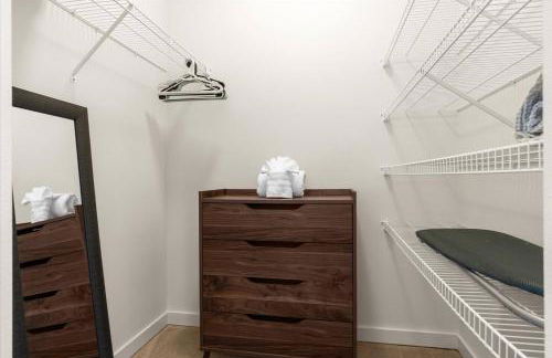 Chic 2BR • King Beds • Huge Patio • 95 Walk Score! - Foto 19