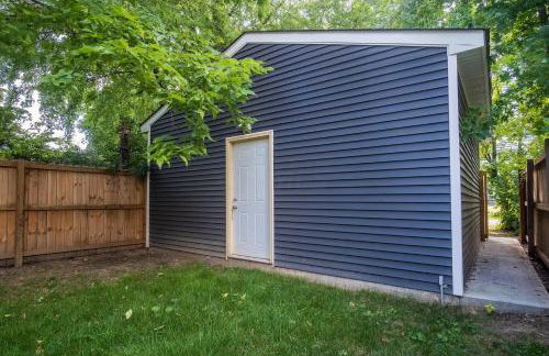 Beautiful 4 Bedroom House Near Downtown Columbus with Garage Parking and Backyard - Foto 25