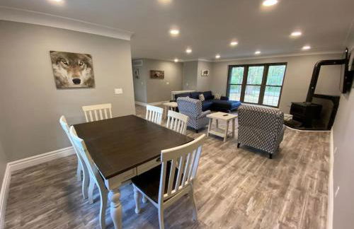 Private 4 Bedroom Home with a hot tub - Foto 20