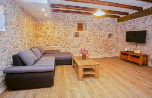 Heritage House Vrime - stone house with heated pool - Photo 27