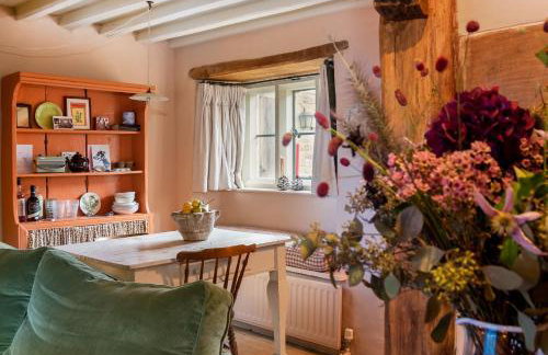 Charming 2BD Cottage in the Heart of Kingham! - Photo 31