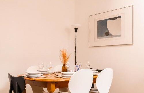 Bright and Well-Kept 3-Bed Property! Free Parking - Foto 8